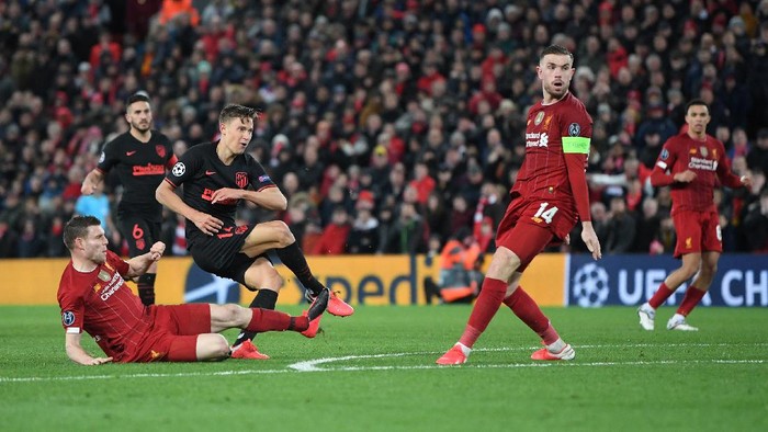 LIVERPOOL, ENGLAND - MARCH 11: Marcos Llorente of Atletico Madrid scores his teams second goal during the UEFA Champions League round of 16 second leg match between Liverpool FC and Atletico Madrid at Anfield on March 11, 2020 in Liverpool, United Kingdom.  (Photo by Laurence Griffiths/Getty Images)
