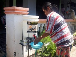 Terapkan Kearifan Lokal, Karta Ini Siapkan Wadah Cuci Tangan di Depan Rumah