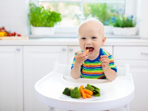 Bayi makan sayur