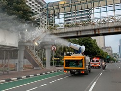 14 Jam Non-Stop, 10 Mobil Gunner PMI Siram Disinfektan ke Jalanan Jakarta