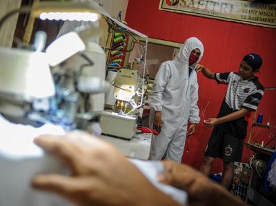 Pelaku Usaha Konveksi di Bandung Banting Setir Produksi APD