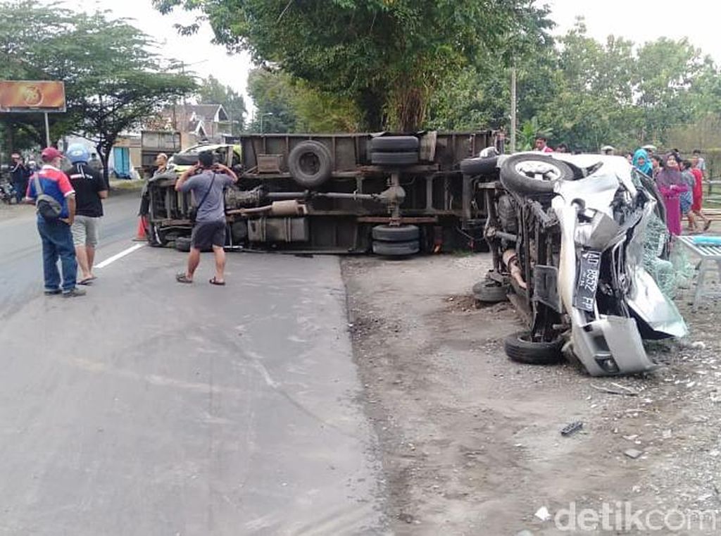 MPV Dikemudikan Perwira TNI Ditabrak Truk Hingga Ringsek dan Terguling