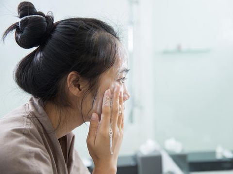 Ingat! Cuci Wajah 60 Detik agar Glowing Bebas Jerawat