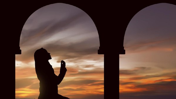 ilustrasi wanita berdoa Silhoutte of muslim woman praying during fasting holy month of ramadan