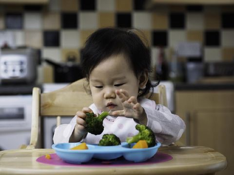 Bayi makan sayur