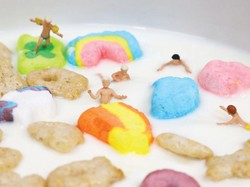 Keren! Fotografer Ini Motret Kolam Renang dari Semangkuk Sereal