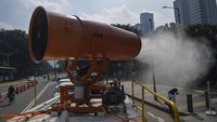 Mobil Gunner Spray Wara-wiri Cegah Corona di Jakarta
