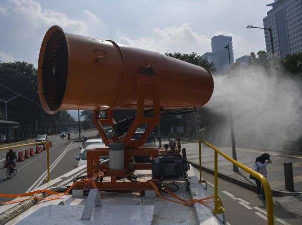 Mobil Gunner Spray Wara-wiri Cegah Corona di Jakarta