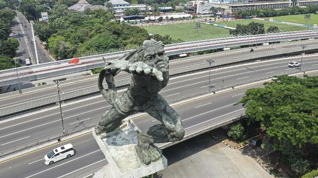 Foto udara lalu lintas kendaraan di tol dalam kota kawasan Pancoran, Jakarta, MInggu (12/4/2020). Dalam rangka percepatan penanganan COVID-19, Pemprov DKI Jakarta  memberlakukan Pembatasan Sosial Berskala Besar (PSBB) selama 14 hari dimulai pada 10 April hingga 23 April 2020. ANTARA FOTO/Nova Wahyudi/foc.