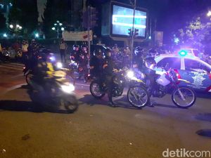 Aparat Patroli Skala Besar di Bandung, Warga Berkumpul Akan Dibubarkan