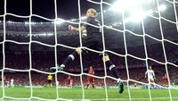 Loris Karius melakukan kesalahan fatal di musim 2017/2018 saat mengawal gawang Liverpool di final Liga Champions melawan Real Madrid. Operan pendeknya dengan mudah dipotong Benzema dan jadi gol, serta tendangan Gareth Bale salah diantisipasi yang berujung gol. Liverpool pun kalah 1-3, Madrid juaranya (Getty Images)