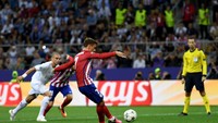 Musim 2015/2016, Atletico Madrid nyaris mengalahkan Real Madrid di final Liga Champions. Antoine Griezmann gagal mengeksekusi tendangan penalti yang mengenai tiang. Alhasil, skor imbang 1-1 sampai perpanjangan waktu dan Real Madrid menang adu penalti (Getty Images)