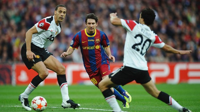 LONDON, ENGLAND - MAY 28:  Lionel Messi of FC Barcelona (C) runs with the ball as Rio Fedinand of Manchester United watches on during the UEFA Champions League final between FC Barcelona and Manchester United FC at Wembley Stadium on May 28, 2011 in London, England.  (Photo by Laurence Griffiths/Getty Images)