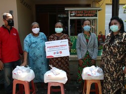 Bantu Pekerja Harian, Pertamina Bagikan 200 Produk UMKM di Surabaya