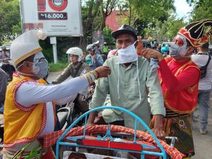 Berbaju Tokoh Pewayangan, Polisi Sumenep Bagi-bagi Masker ke Pengguna Jalan