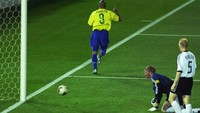 Final Piala Dunia 2002 antara Brasil dan Jerman, mungkin jadi mimpi buruk bagi Oliver Kahn. Dia melakukan kesalahan fatal yang mana tidak dapat sempurna menangkap bola sehingga menjadi bola liar dan dihempaskan Ronaldo menjadi gol. Brasil akhirnya menang dengan skor 2-0 yang mana lagi-lagi Ronaldo mencatatkan namanya di papan skor (Getty Images)