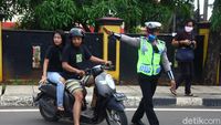Potret Polisi Halau Pemotor Tak Bermasker