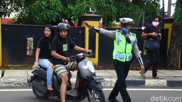 Potret Polisi Halau Pemotor Tak Bermasker