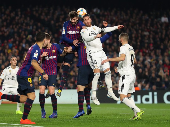 BARCELONA, SPAIN - FEBRUARY 06: Gerard Pique of FC Barcelona fights for a high ball with Sergio Ramos of Real Madrid CF during the Copa del Semi Final first leg match between Barcelona and Real Madrid at Nou Camp on February 06, 2019 in Barcelona, Spain. (Photo by Angel Martinez/Getty Images)