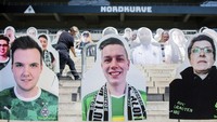 Nampak sejumlah suporter kardus mengisi tribun utara di stadion Moenchengladbach, Jerman. Rolf Vennenbernd/dpa via AP