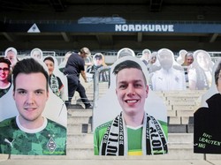 Nampak sejumlah suporter kardus mengisi tribun utara di stadion Moenchengladbach, Jerman. Rolf Vennenbernd/dpa via AP