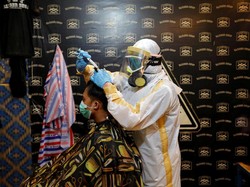 Kisah Tukang Cukur Rambut di Bogor yang Kerja Pakai Baju Hazmat