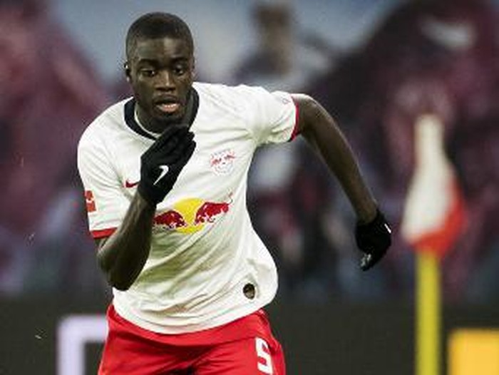Leipzigs French defender Dayot Upamecano runs with the ball during the German first division Bundesliga football match RB Leipzig v Hoffenheim in Leipzig, eastern Germany, on December 7, 2019. (Photo by Odd ANDERSEN / AFP) / RESTRICTIONS: DFL REGULATIONS PROHIBIT ANY USE OF PHOTOGRAPHS AS IMAGE SEQUENCES AND/OR QUASI-VIDEO