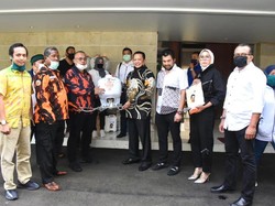 Lawan COVID-19, Ketua MPR Beri Bantuan Tank Semprot, APD serta Beras