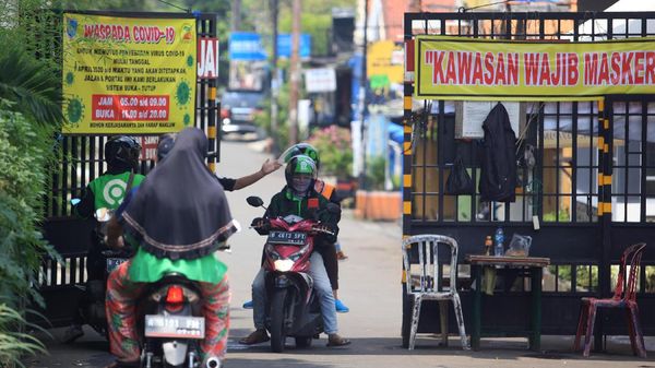 Warga Pondok Aren Selektif Buka Gerbang Perumahan