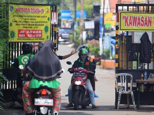 Warga Pondok Aren Selektif Buka Gerbang Perumahan