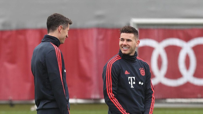 MUNICH, GERMANY - FEBRUARY 24: Robert Lewandowski (L) and Lucas Hernandez of FC Bayern Muenchen chat during a training session ahead of their Champions League round of 16 match against Chelsea FC at Saebener Strasse training ground on February 24, 2020 in Munich, Bavaria. (Photo by Alexandra Beier/Getty Images)