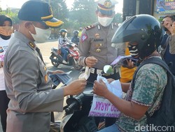Masih Banyak yang Belum Pakai, Polisi Bagikan Masker untuk Warga Kota Kediri