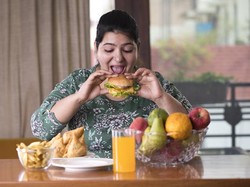 5 Kebiasan Makan yang Harus Dihindari Saat di Rumah agar Tubuh Tak Melar