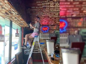 Resto Ini Copot Hiasan Uang Rp 59 Juta untuk Diberikan ke Pegawainya! Resto Ini Copot Hiasan Uang Rp 59 Juta untuk Diberikan ke Pegawainya!