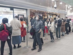 Ratusan Orang Rela Antre Starbucks Sebelum 850 Gerai Coffee Shop Ini Tutup