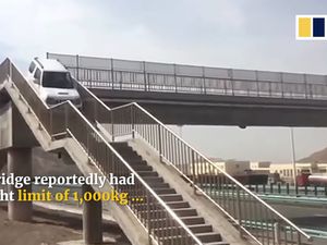 Waduh, Mobil Ini Putar Balik Lewat JPO