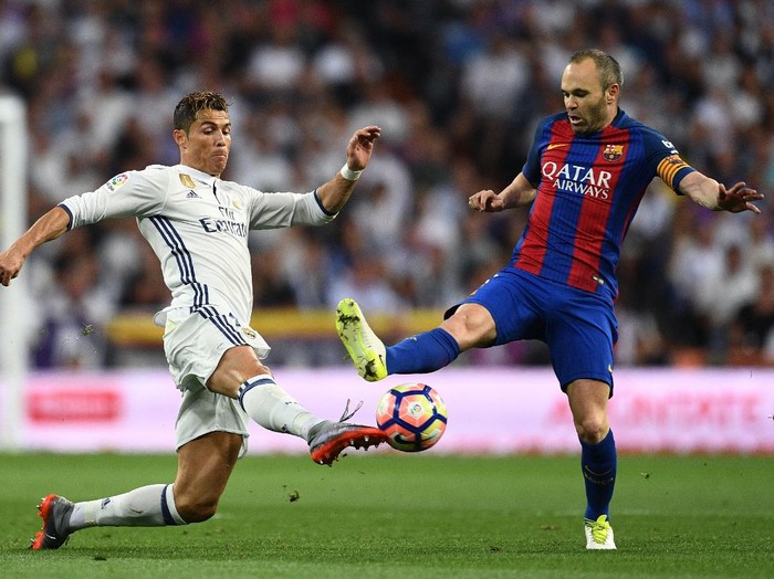 MADRID, SPAIN - APRIL 23:  Cristiano Ronaldo of Real Madrid and Andres Iniesta of Barcelona battle for the ball during the La Liga match between Real Madrid CF and FC Barcelona at Estadio Bernabeu on April 23, 2017 in Madrid, Spain.  (Photo by David Ramos/Getty Images)