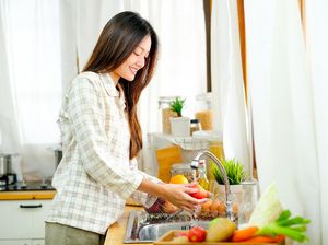 Catat! Cara Mencuci Bahan Makanan yang Tepat Agar Terhindar dari Corona Catat! Cara Mencuci Bahan Makanan yang Tepat Agar Terhindar dari Corona