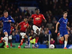 Marcos Alonso jadi pemain yang paling sering dihadapi Paul Pogba (13 kali). Foto: Getty Images/Mike Hewitt
