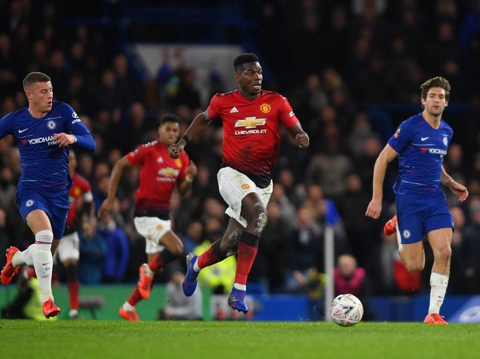 LONDON, ENGLAND - FEBRUARY 18:  Paul Pogba of Manchester United is chased by Ross Barkley and Marcos Alonso of Chelsea during the FA Cup Fifth Round match between Chelsea and Manchester United at Stamford Bridge on February 18, 2019 in London, United Kingdom. (Photo by Mike Hewitt/Getty Images)
