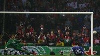 Musim 2007/2008, Chelsea berhadapan dengan Manchester United di partai final Liga Champions. Satu tendangan John Terry, bisa memenangkan The Blues dan sayangnya sang kapten malah terpeleset dan tendangannya menghantam tiang. Lalu, MU yang jadi juaranya (Getty Images)