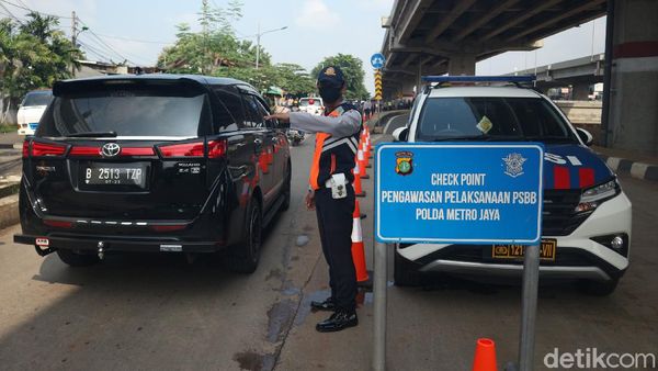 Petugas Lakukan Pemeriksaan PSBB di Lampiri Kalimalang