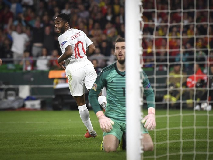 SEVILLE, SPAIN - OCTOBER 15: Raheem Sterling celebrates his second goal as David de Gea looks on during the UEFA Nations League A group four match between Spain and England at Estadio Benito Villamarin on October 15, 2018 in Seville, Spain.  (Photo by Michael Regan/Getty Images)