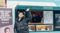 Intip Pose Menggemaskan Aktor Ju Ji-Hoon yang Sering Dikirimkan Food Truck