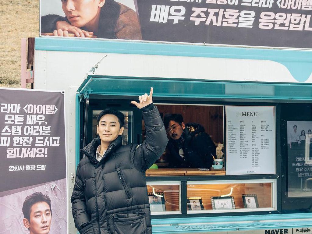 Intip Pose Menggemaskan Aktor Ju Ji-Hoon yang Sering Dikirimkan Food Truck Intip Pose Menggemaskan Aktor Ju Ji-Hoon yang Sering Dikirimkan Food Truck