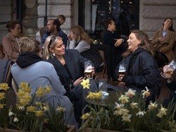 Kematian Akibat Corona Melonjak, Swedia Masih Bolehkan Warganya Nongkrong