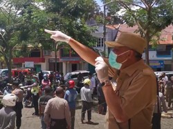Pandemi Corona, Wabup Toraja Bagi-bagi Sembako ke Ojek dan Sopir Angkot