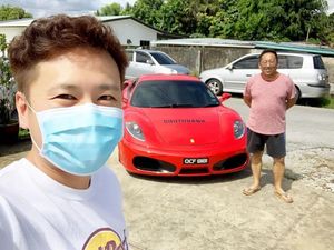 Mewah! Restoran Ini Antar Pesanan Makanan Pakai Mobil Ferrari Mewah! Restoran Ini Antar Pesanan Makanan Pakai Mobil Ferrari
