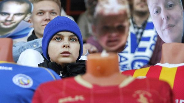 Penonton Kardus Meriahkan Stadion