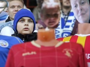 Penonton Kardus Meriahkan Stadion